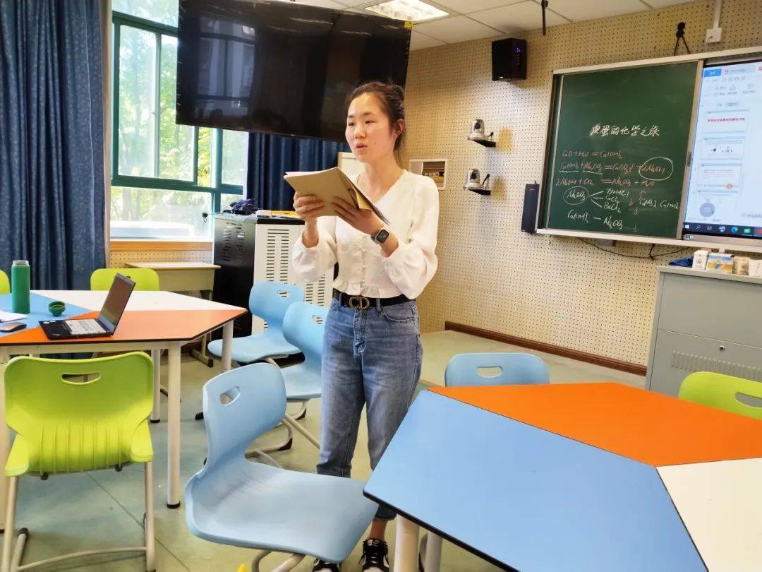 随后,方埠初中的沈东奇老师评价卢老师的课堂设计由