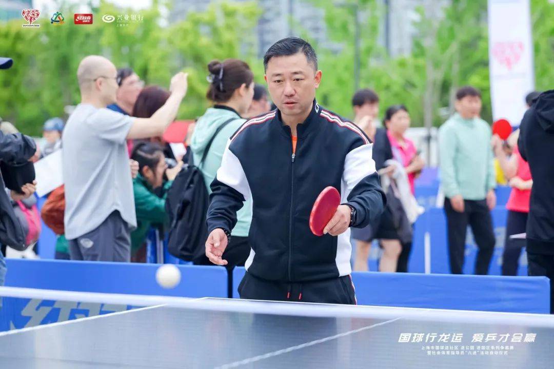 启动仪式上,乒乓球奥运冠军王励勤,阎森,张怡宁,世界冠军张德英,曹燕