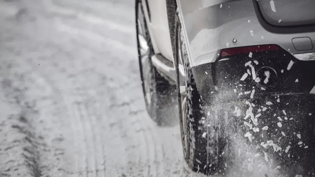 防止车轮侧滑雨天路面湿滑,使得驾驶很容易出现危险,要防止车轮侧滑