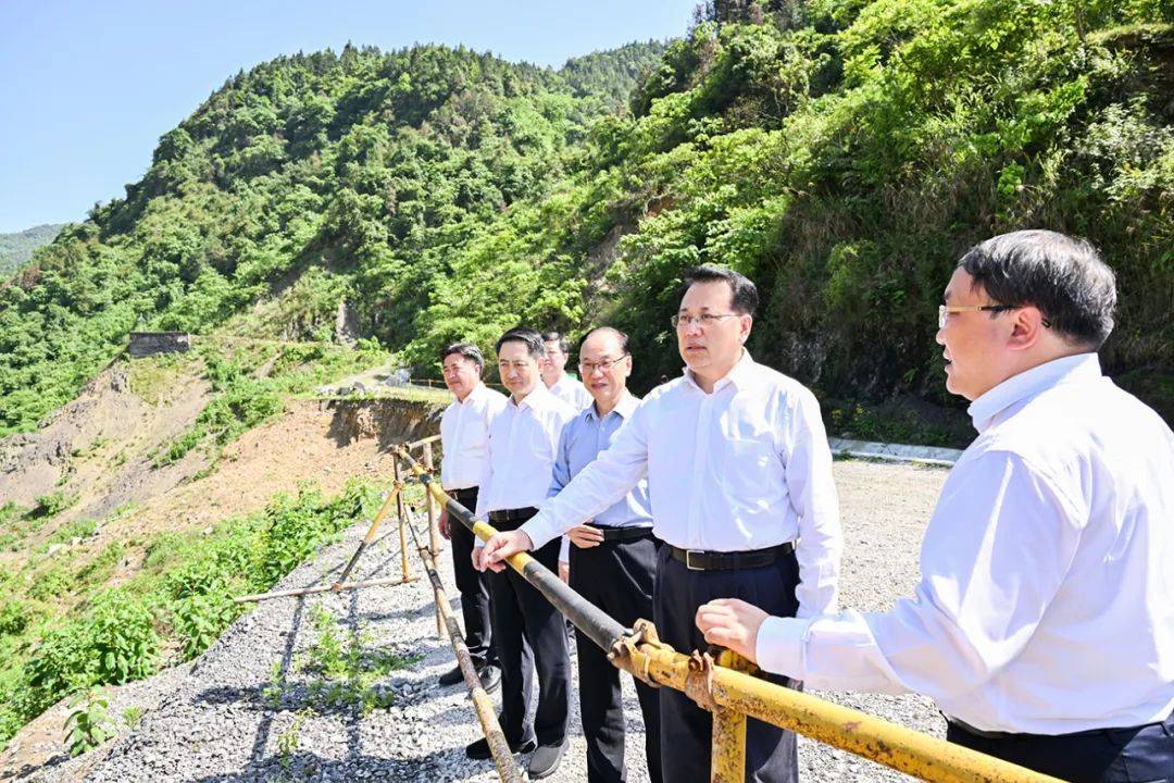 5月13日,在秀山县重庆武陵锰业公司渣场,市委书记袁家军实地察看整改