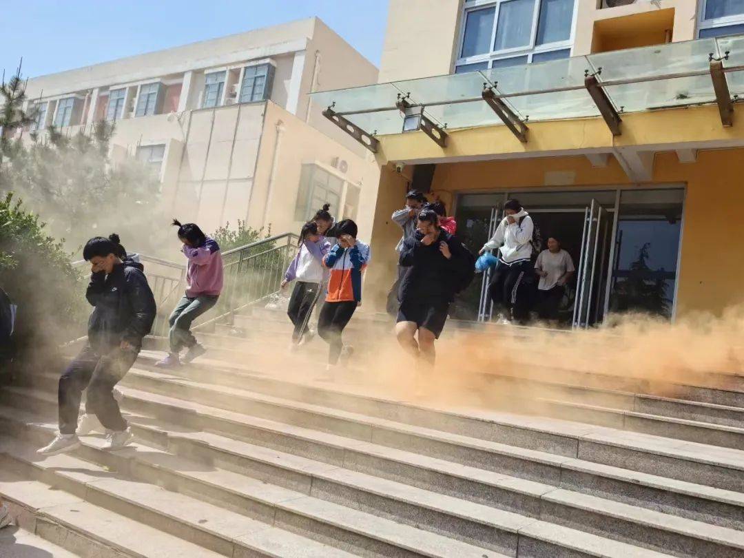 市体育运动学校开展校园消防安全知识培训和火灾逃生演练