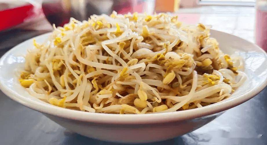 素炒绿豆芽6.加入适量的水,盖上锅盖,煮熟后撒上香菜即可食用.5.