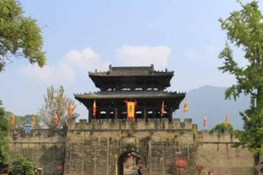 四川保存完好三国古城中,却有一副让老陕哭笑不得的对联,尴尬了