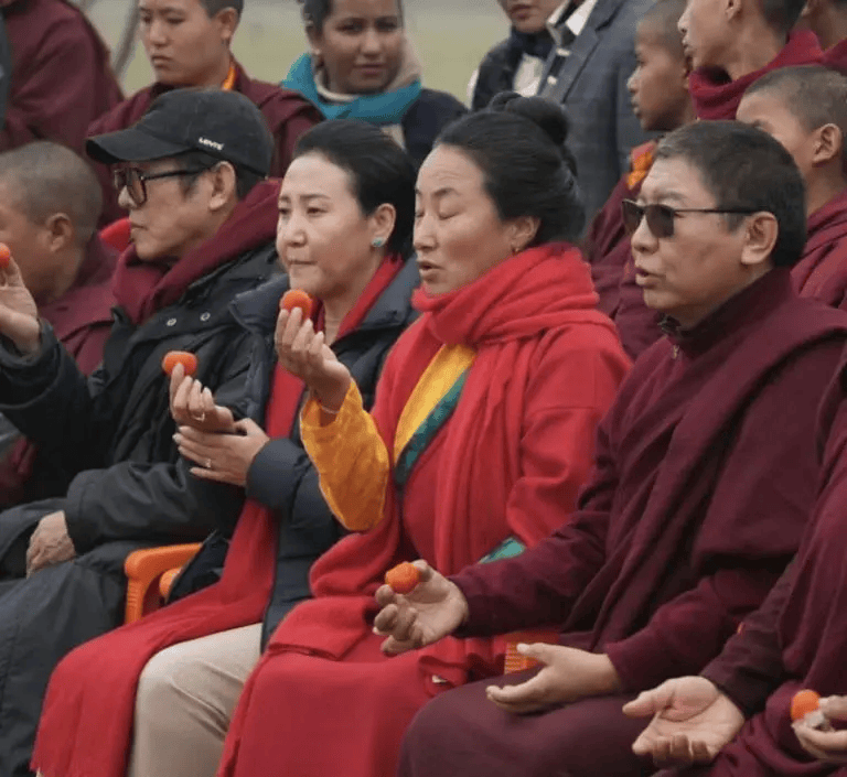 李连杰夫妻近况曝光:晒甜蜜合照,62岁利智紧挽老公~_海归网_hello