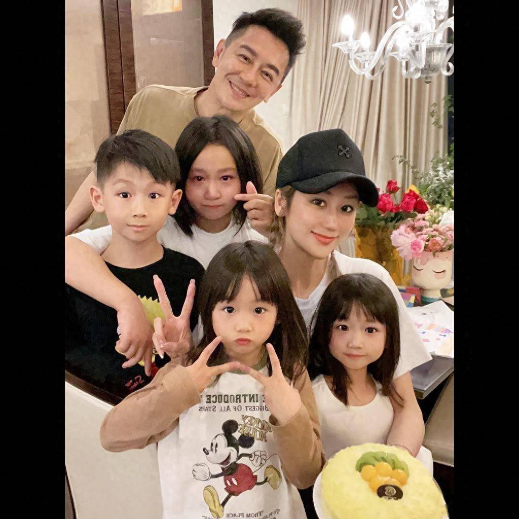 陈浩民拄拐赴灵隐寺拜济公,浑身名牌仅一件lv衬衫就过万被炮轰