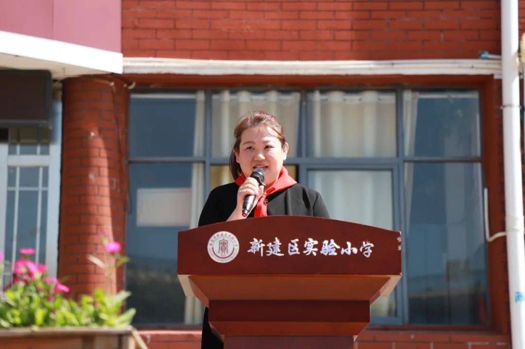 小学少工委副主任史佳乐宣读一年级第一批,二年级第三批新队员名单