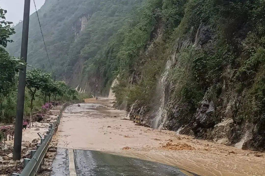 降雨！富宁县道路多处滑坡、塌方、落石....各驾驶员朋友注意！！_路段_车辆_雨天