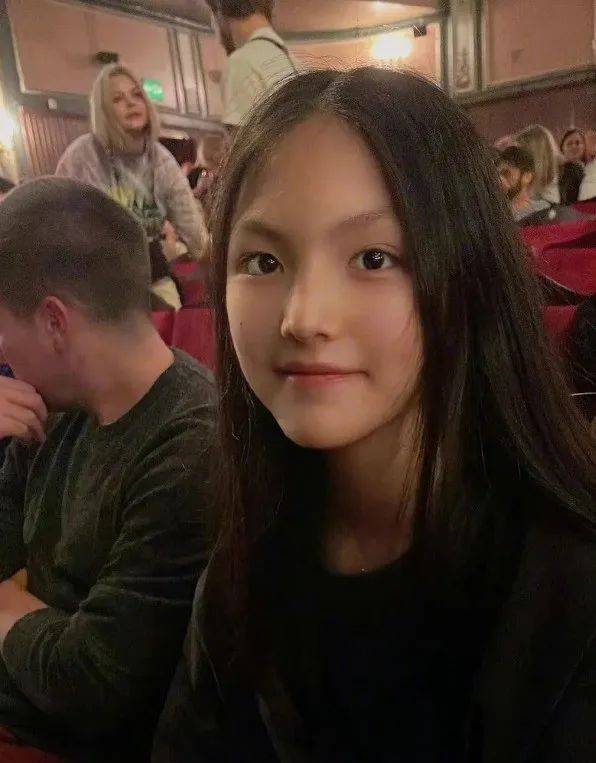李湘晒出女儿王诗龄13岁照片,变化好大啊!从霸道胖妞到苗条淑女