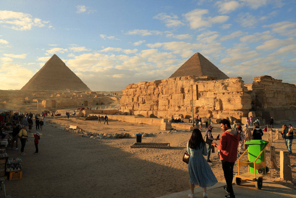   神秘的建筑出现在埃及吉萨金字塔附近的地下
