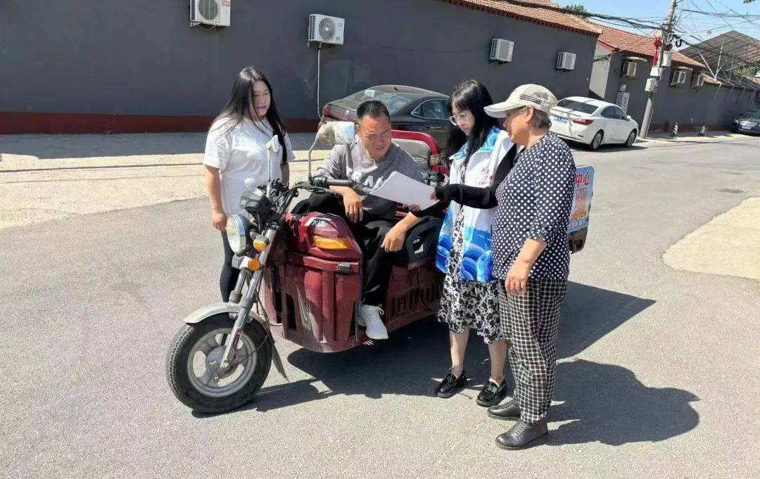 为缓解花庄地铁站太玉园-c口非机动车停放问题,张家湾镇团委常态化