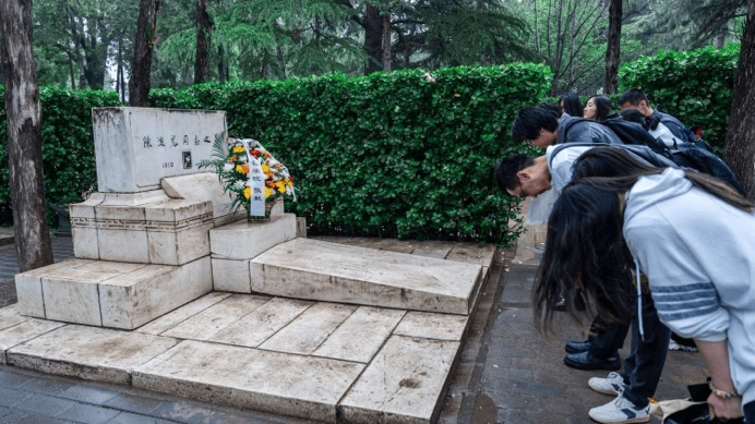 墓区庄严肃穆,安葬着为国家和人民牺牲,奉献的革命先烈和仁人志士.