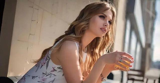 美国美女来中国旅游,被带去夜市吃饭,吃完就说再也不来中国了!