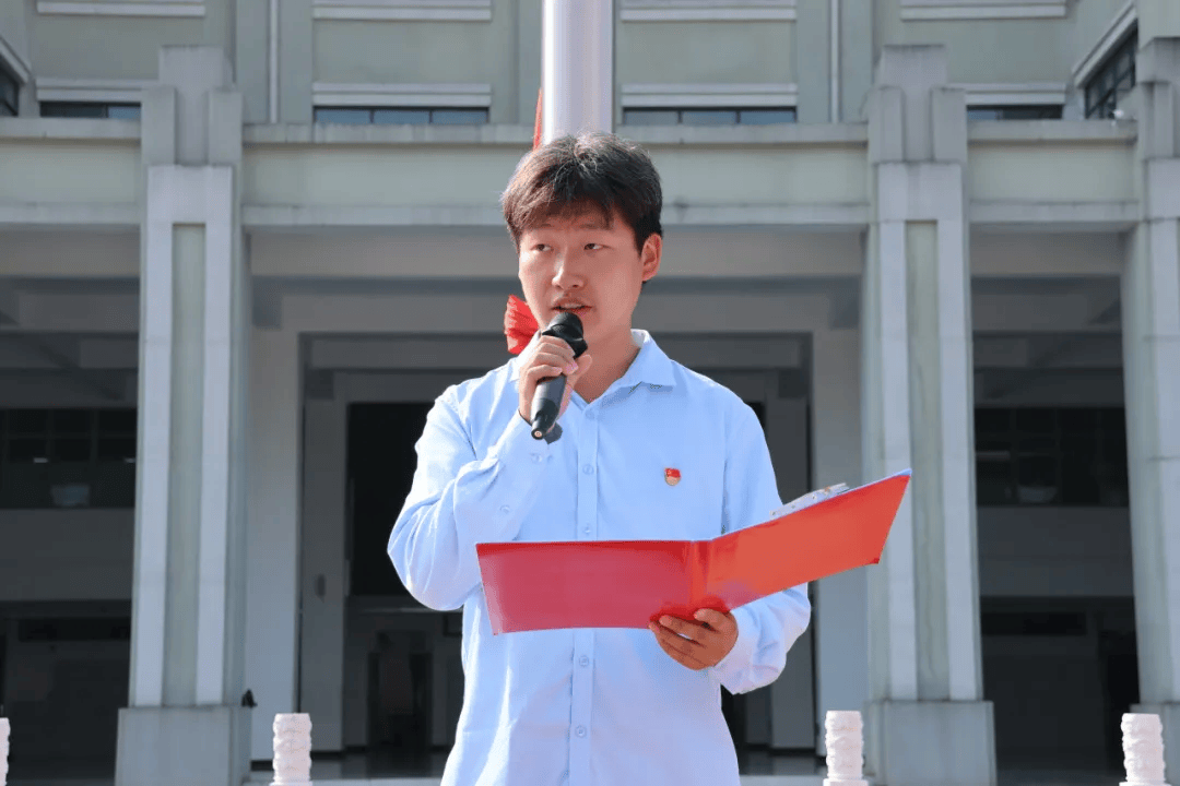 5月13日清晨,全校师生着装整齐,精神饱满,共同见证了镇康县第一中学