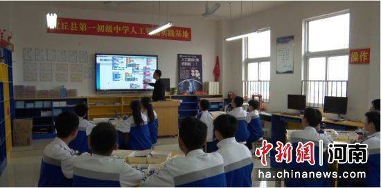 沈丘县第一初级中学人工智能社团于2016年成立,主要包含科创机器人和