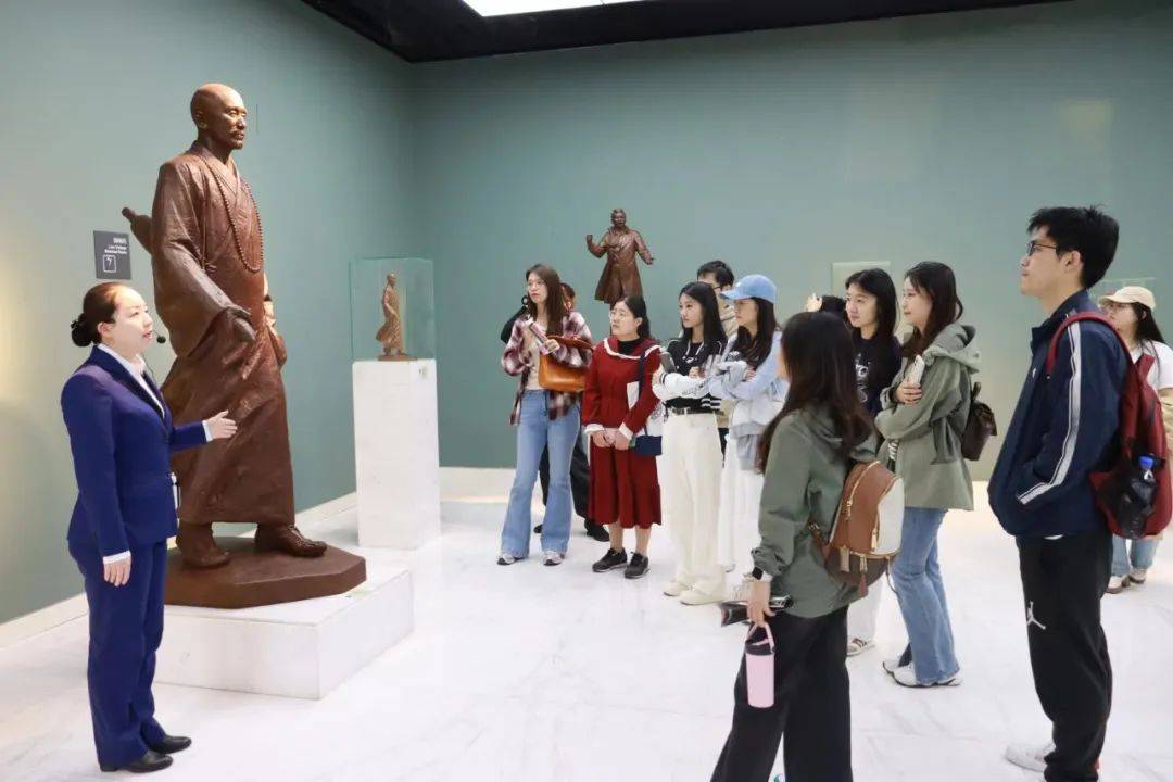 02漫步静谧雕林公园结束了长春雕塑博物馆的参观后,同学们步行前往