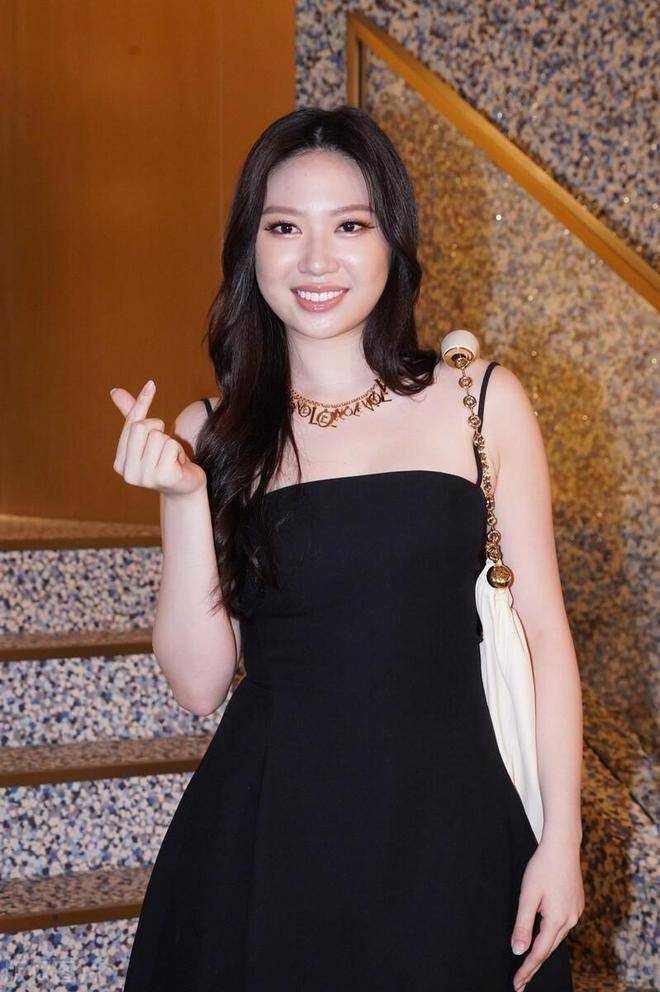 出生就在罗马却跟平民抢饭吃,甄子丹爱女辍学出道,被指长相普通_甄济