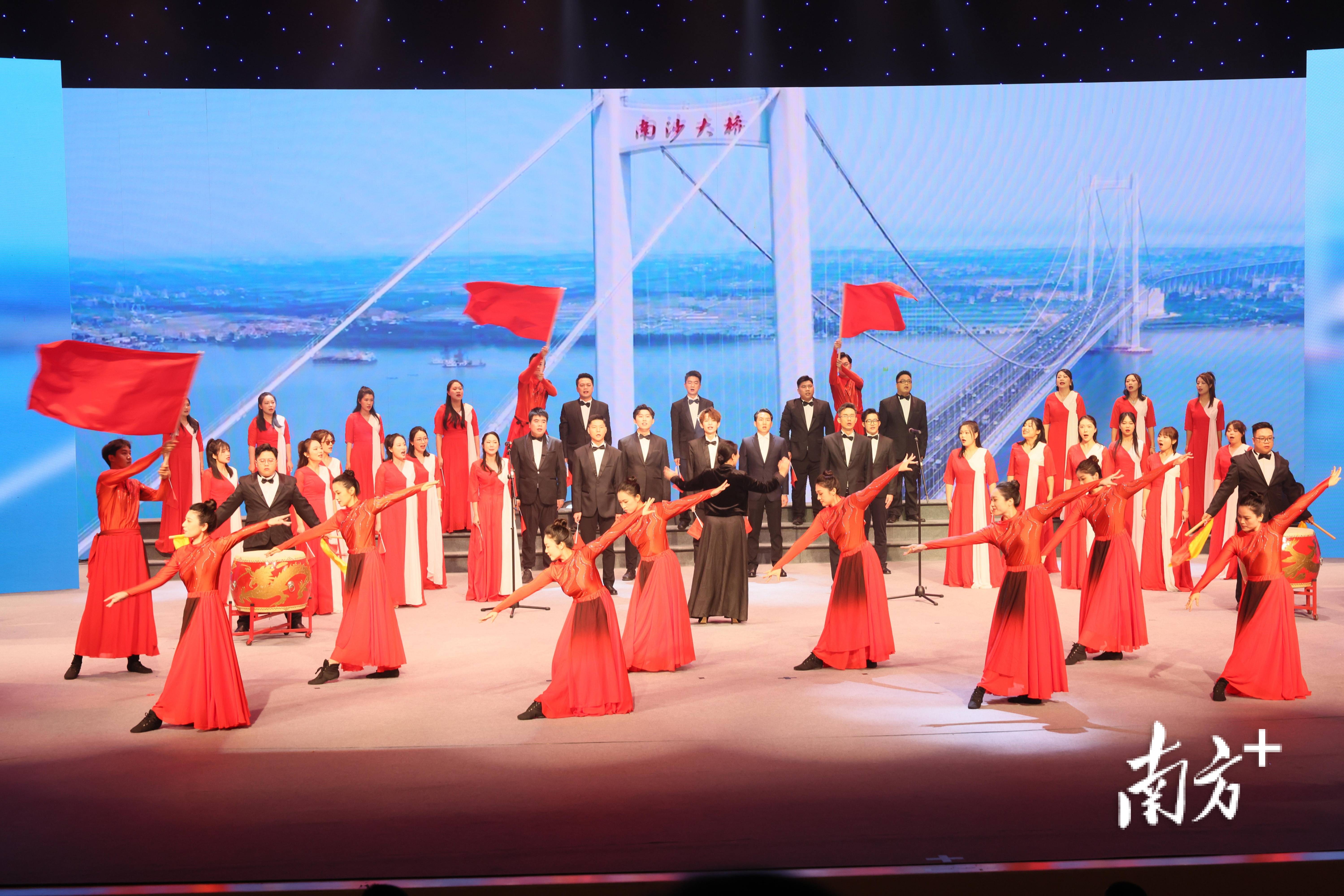 演出共5个篇章,由专业演员和文艺爱好者轮番表演.