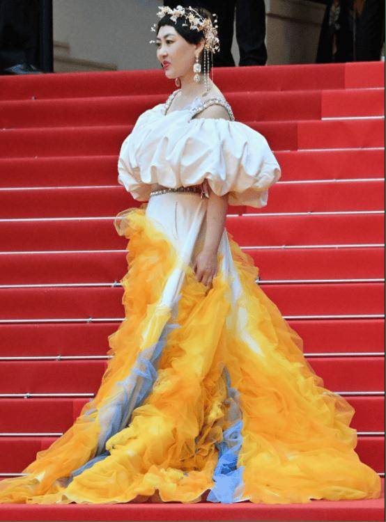 文化自信还是群魔乱舞?中国网红亮相戛纳,奇装异服被嘲:太丢人