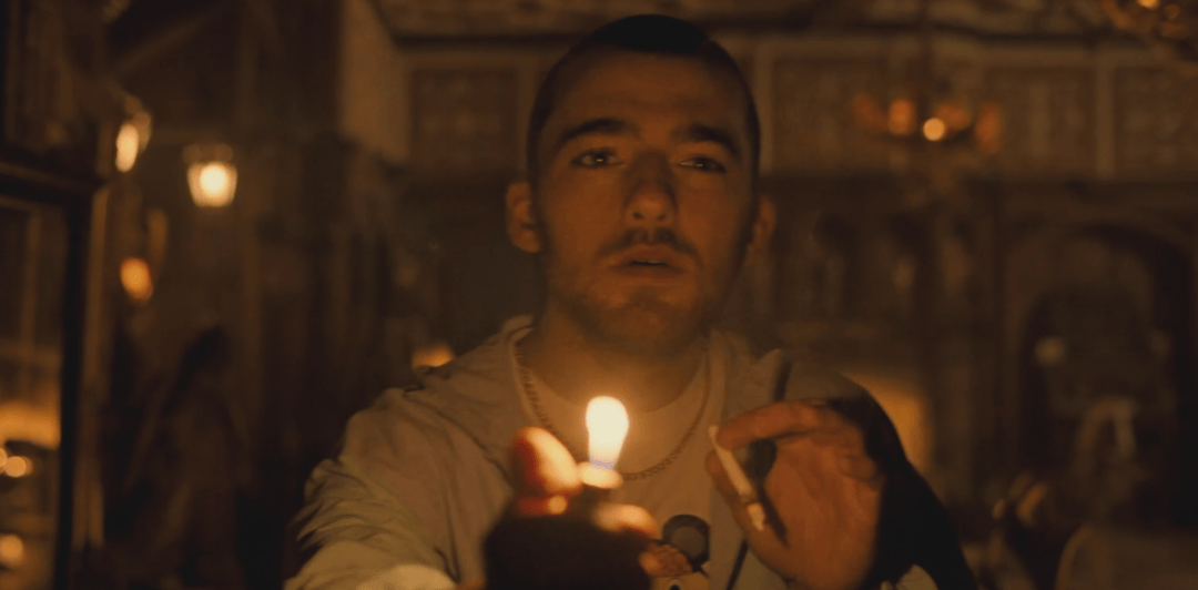 里的暴力女高凯瑟琳·纽顿,《亢奋》里的"贩毒哥"安格斯·克劳德等等