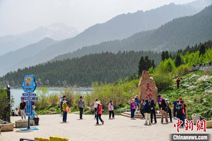 新疆天山天池：优美景色吸引众多游客观光