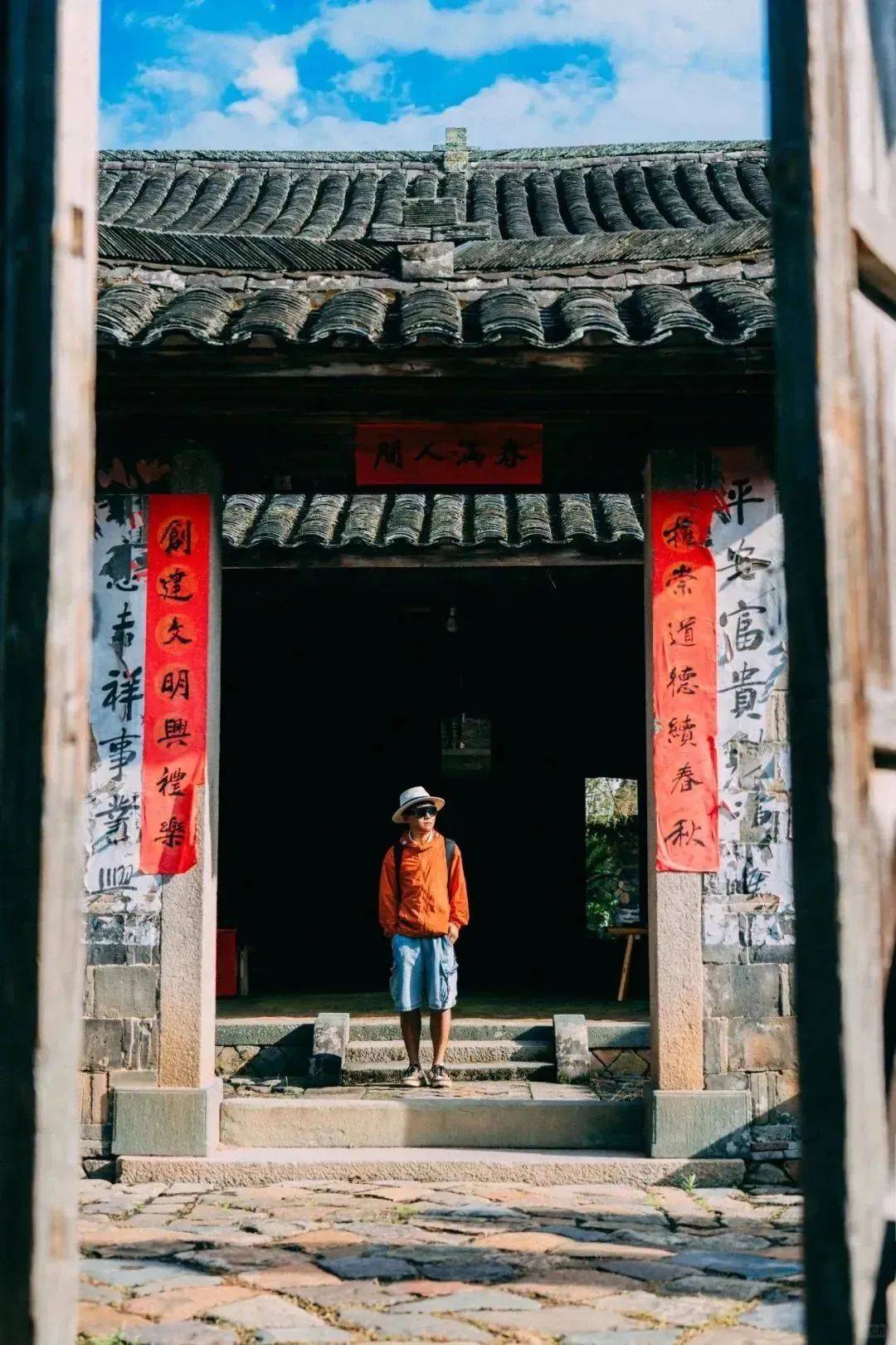 下堂和上堂构成,上堂为三合院式,前面以甬道上方的青石门楼为界,下堂