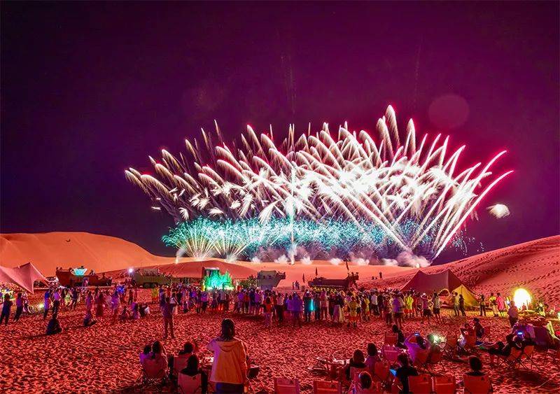 从热闹的才艺表演秀到温馨的篝火晚会,再到绚丽多彩的烟花,每个节目都