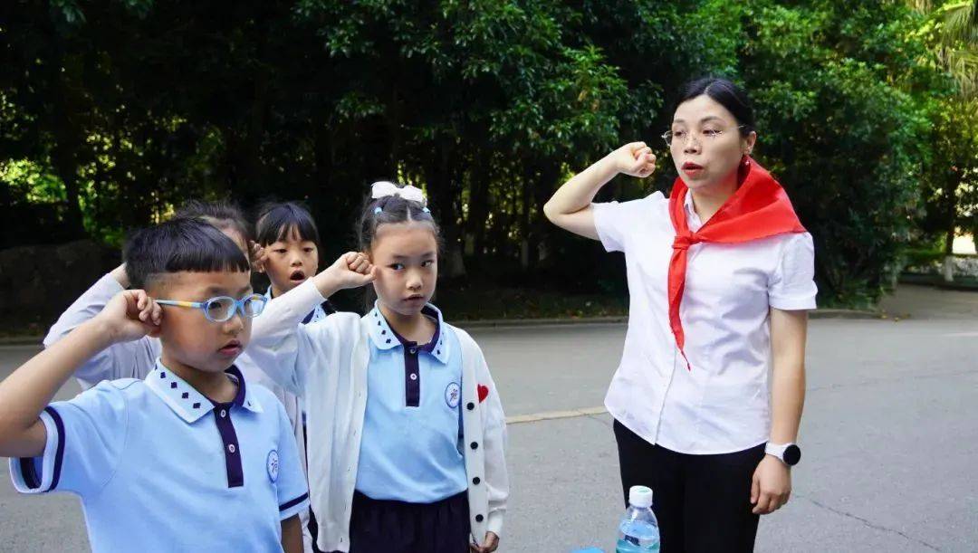 红领巾多彩导逖槭导秩 争做新时代好队员