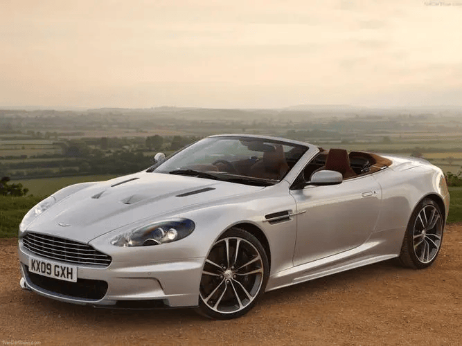 的一款,它是首款 "三方联合" 的球鞋,设计灵感不仅融入了阿斯顿马丁