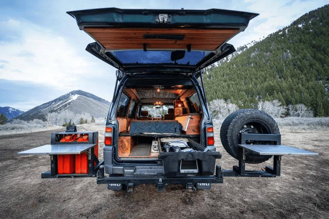 后排布局由nomadic van life和decked重新设计,两个大抽屉呈l型布局