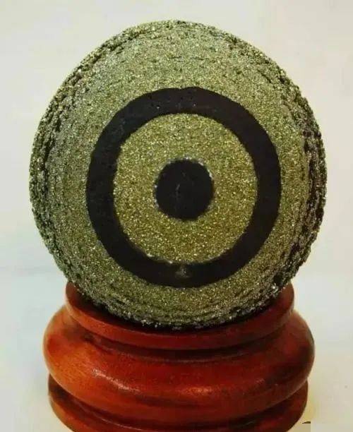 圆乎乎的像地雷,一个个都是"金疙瘩"的铁胆石你见过吗?