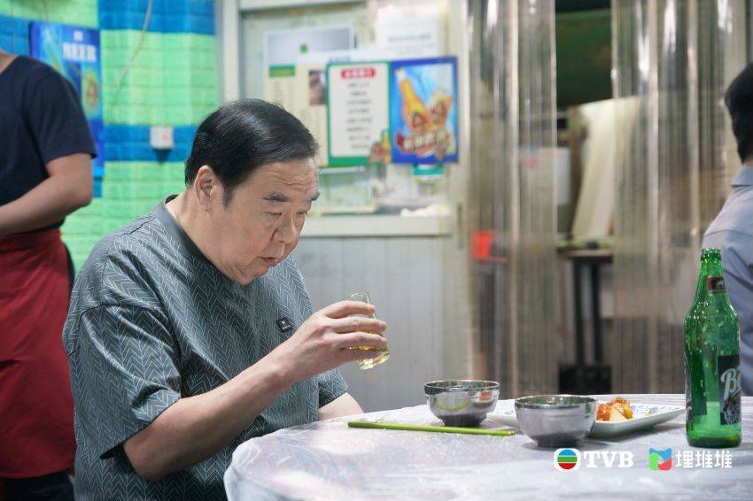 "肥猫"郑则士重回tvb,搭档新人演员称要向年轻人"吸血" | 谈艺录