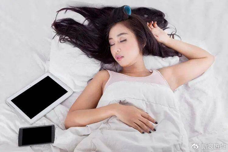 喜欢睡前玩手机的人,警惕这些健康问题找上门