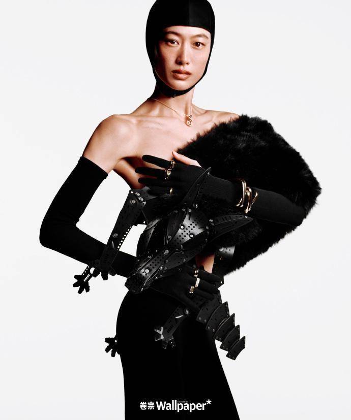 "维密超模"秦舒培最新封面,真空上阵大秀曲线,堪比《男人装》