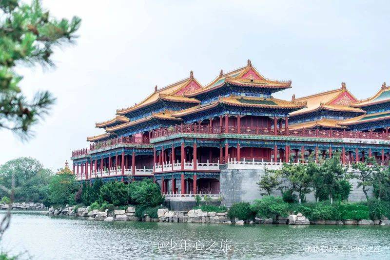 坐落在蓬莱黄金海岸线上,与八仙过海,三仙山景区遥相呼应