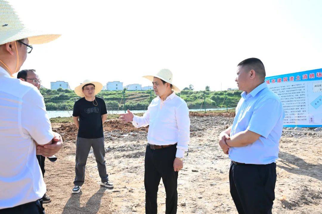 当天下午,严允首先到剑南街道丰产沟和孙渡街道泥湖蔡家调研督导,实地