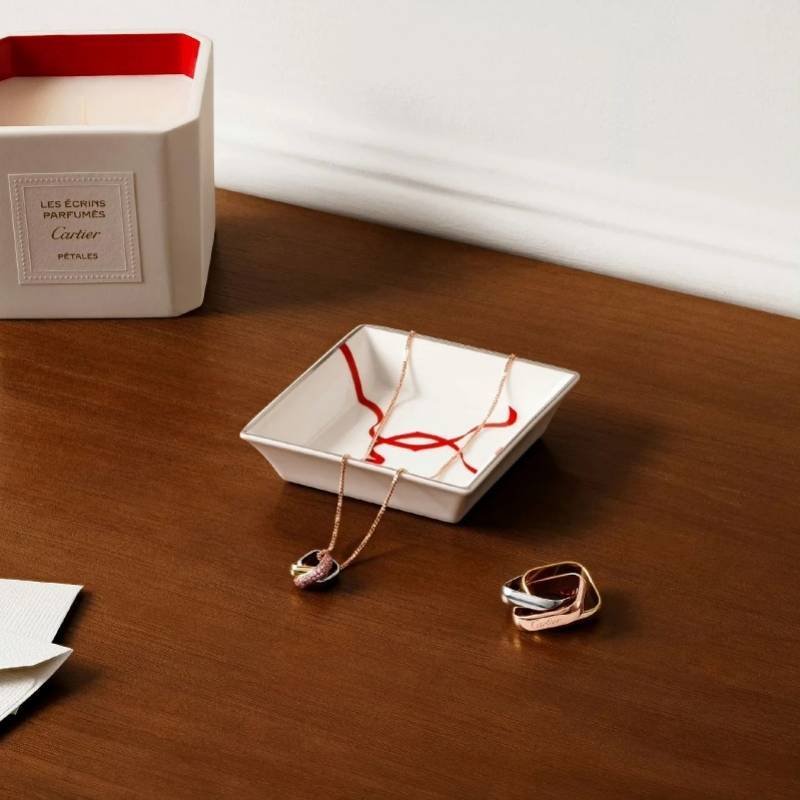 玫瑰金,黄金和白金环圈镶嵌粉色蓝色宝石,精致玫瑰金锁链传递灵动之姿