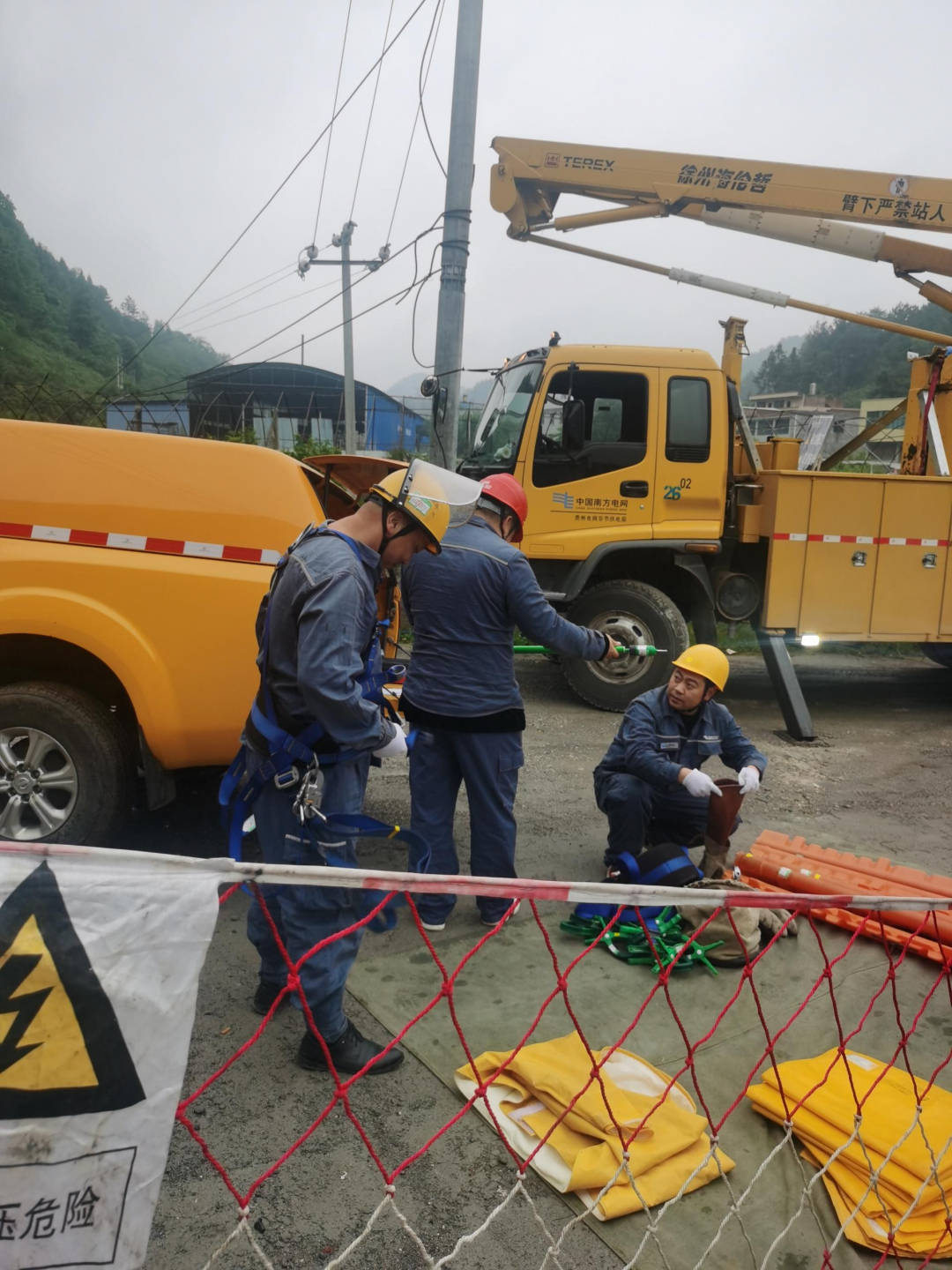 南方电网毕节市郊供电局:带电作业助力企业快速投产