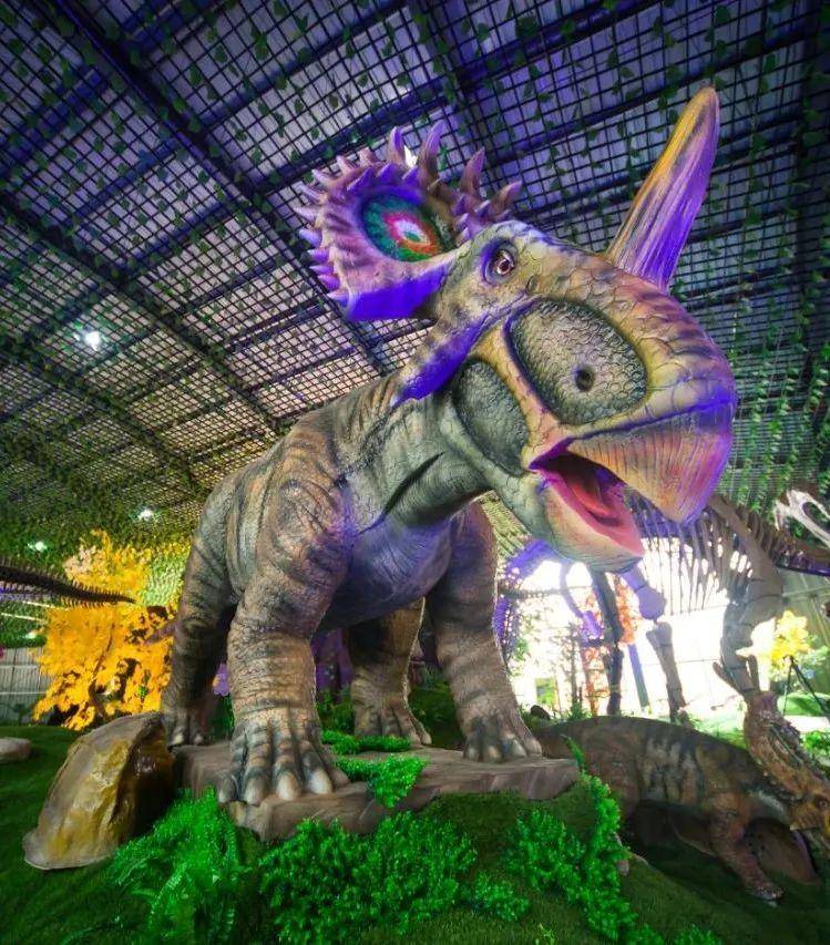 诸城市恐龙博物馆坐落于诸城市区恐龙公园内,建筑面积7300多平方米