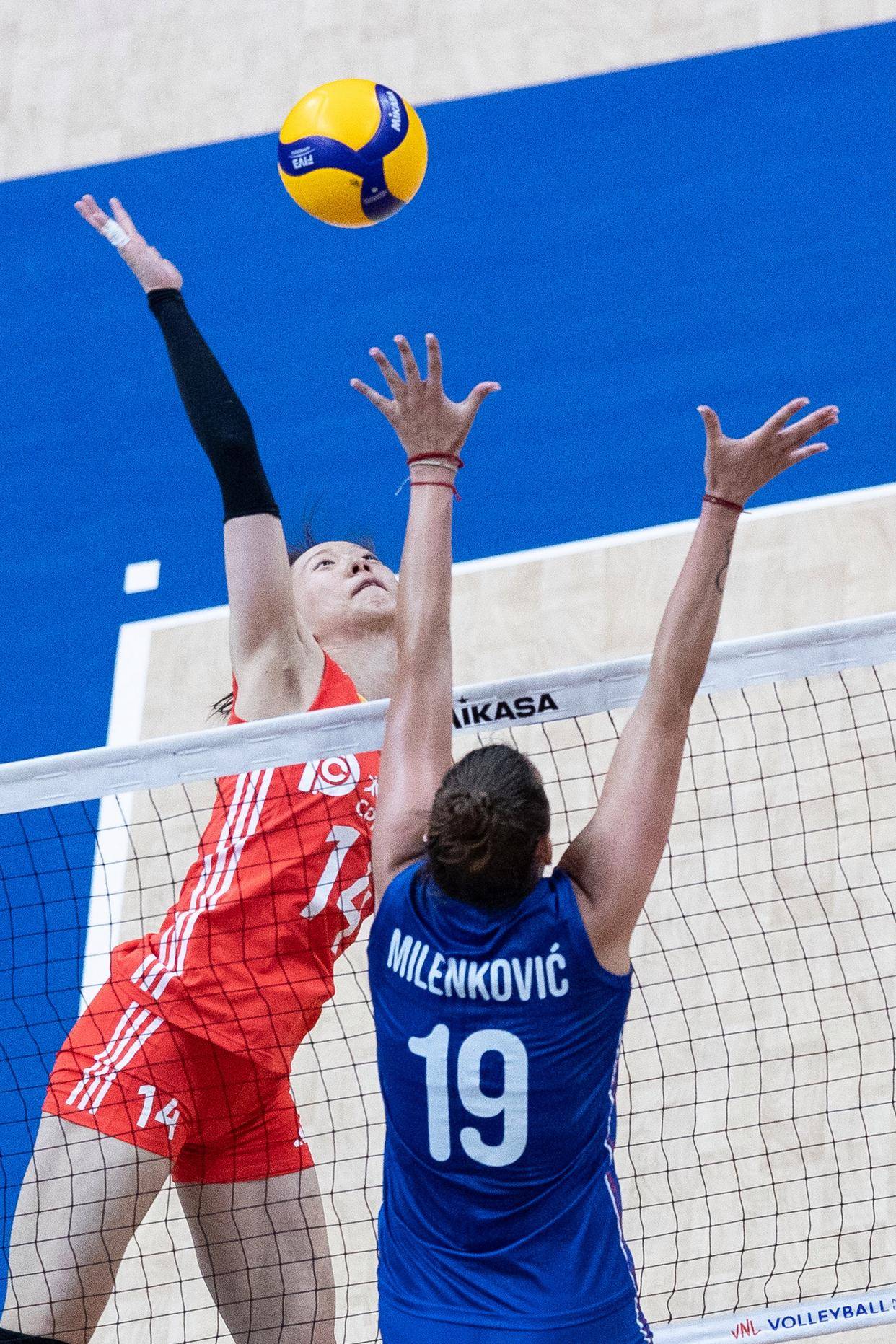 (体育)排球——世界女排联赛:中国队胜塞尔维亚队