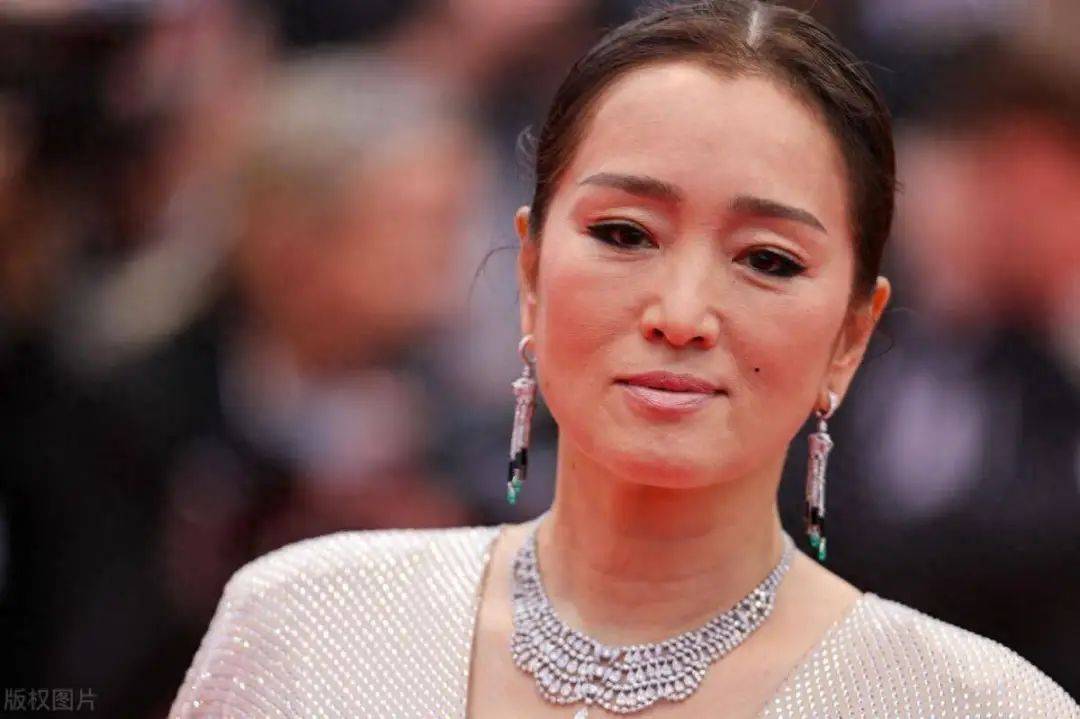 巩俐终究是老了,穿拖尾礼服亮相戛纳,颈纹明显,脸颊凹陷太真实