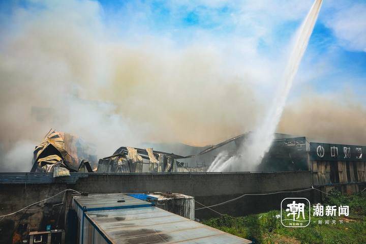 从天黑一直奋战到天亮,厂房起火扑救现场,大伯送来了馒头