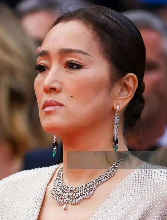 巩俐终究是老了,穿拖尾礼服亮相戛纳,颈纹明显,脸颊凹陷太真实
