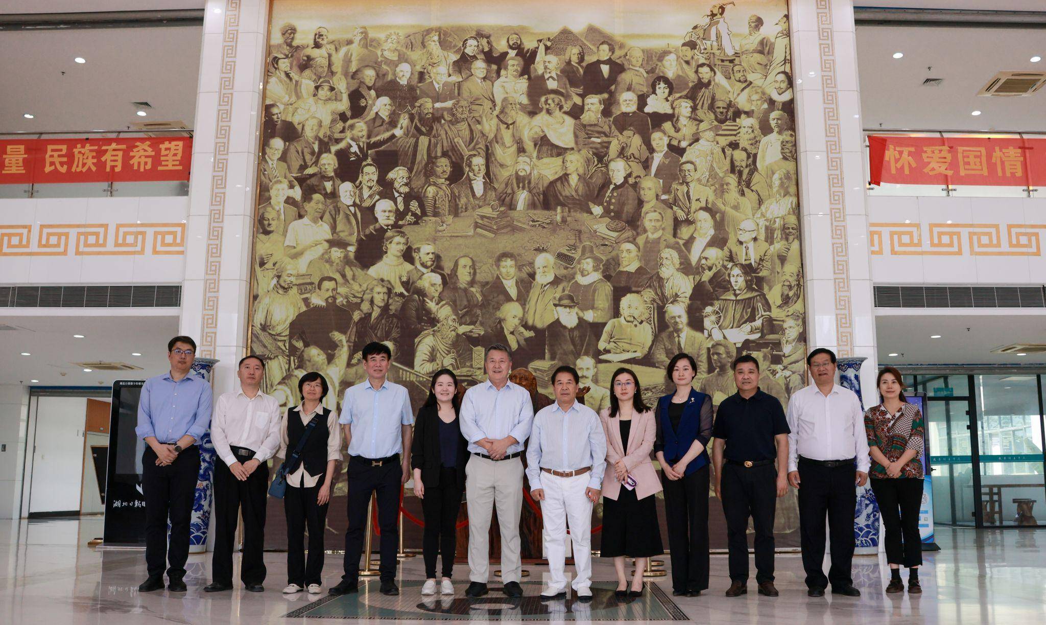 访问期间,刘骏校长在武昌理工学院校长赵作斌教授的陪同下,参观了人工