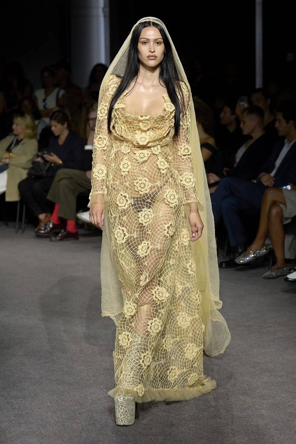 奶油黄色连衣裙是一种趋势,会让你忘记白色连衣裙,t台和造型师的说法