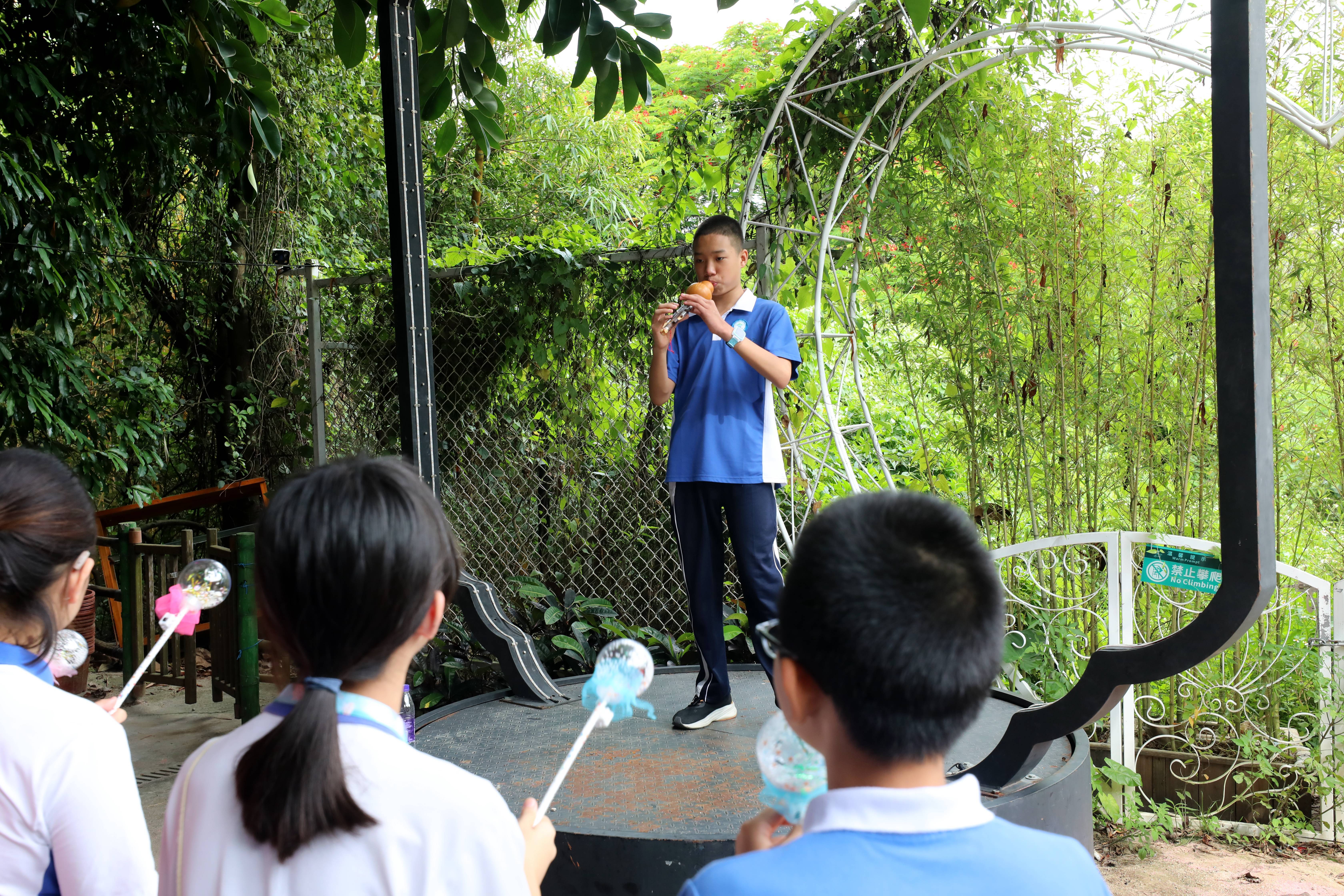 江同学演奏葫芦丝(田刚 摄)活动现场,来自桃源中学的学生们也分享了