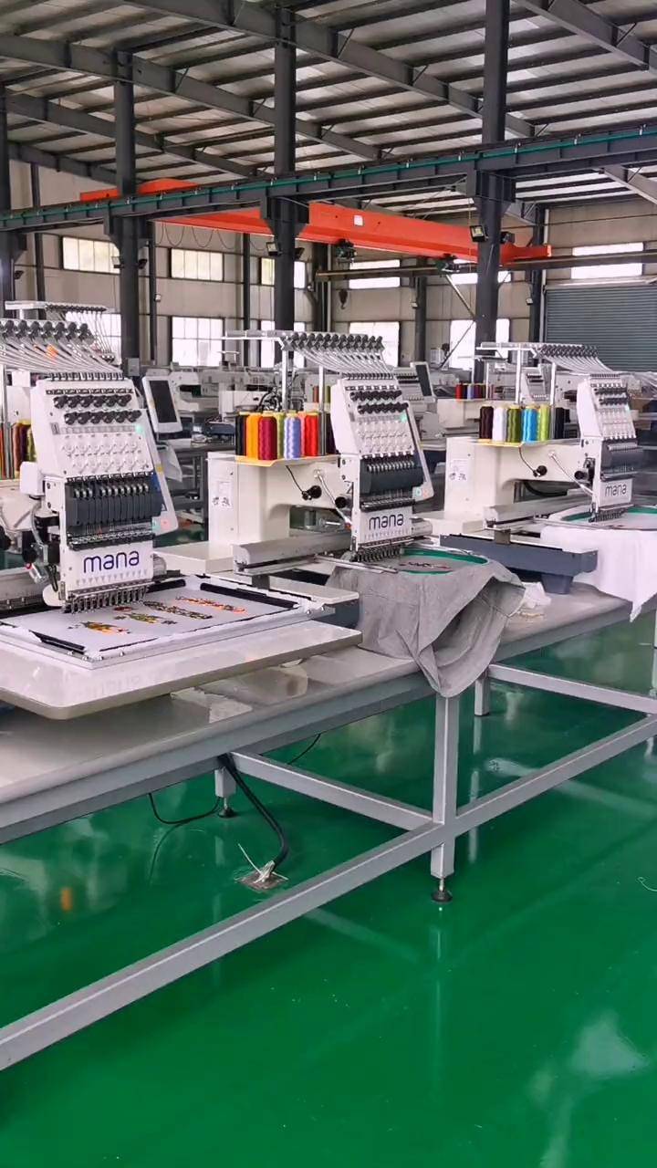 全自动多功能电脑绣花机,可以刺绣成衣,成品帽子,还有平绣裁片工厂