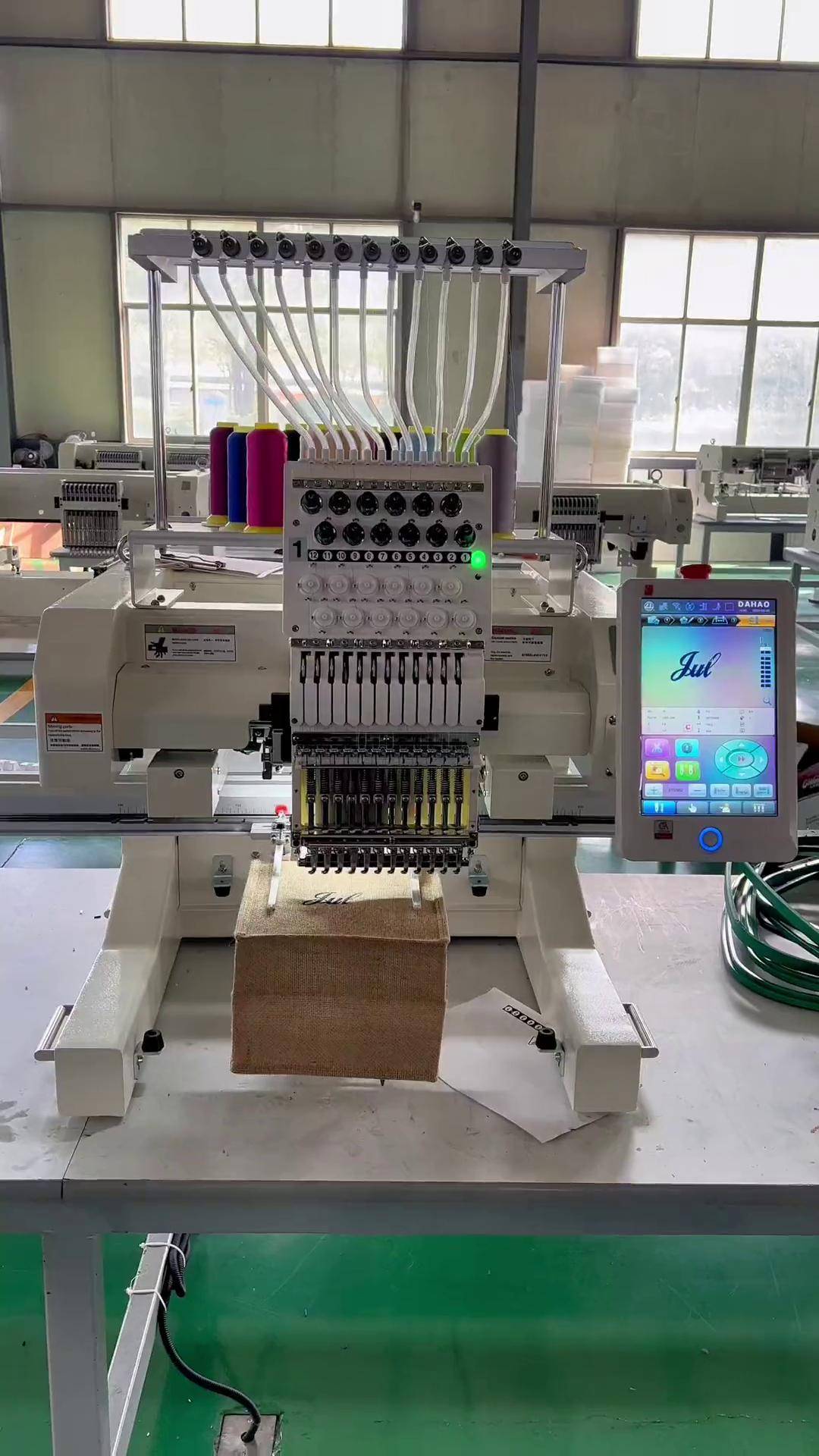 成品包包刺绣打样工厂实拍视频 源头实力厂家 电脑绣花机 生产车间