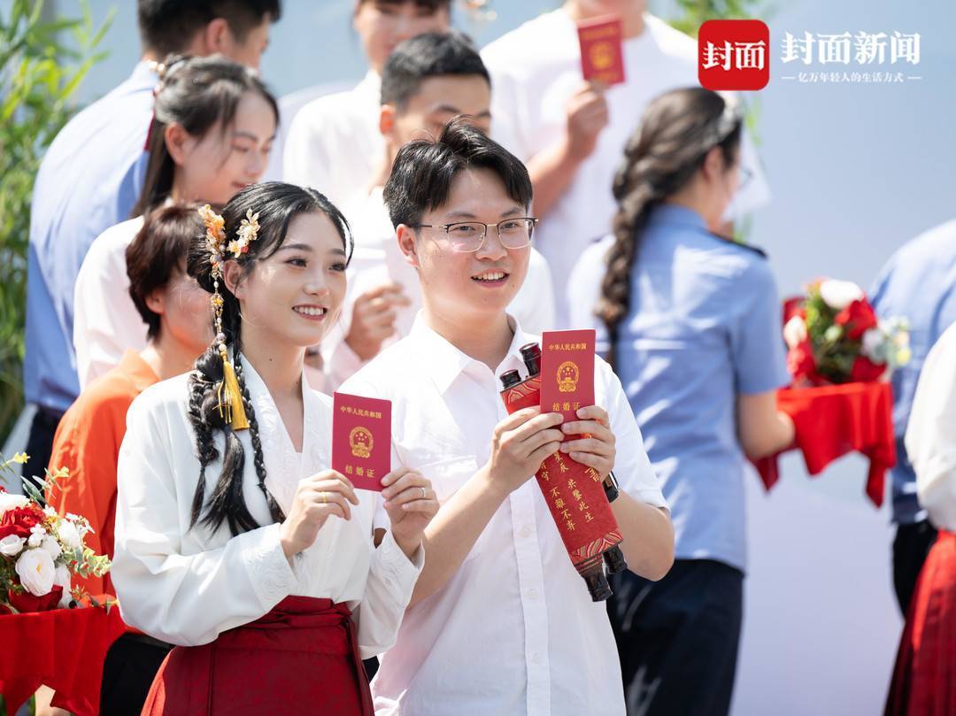 甜蜜520 新人扎堆领证结婚｜图集
