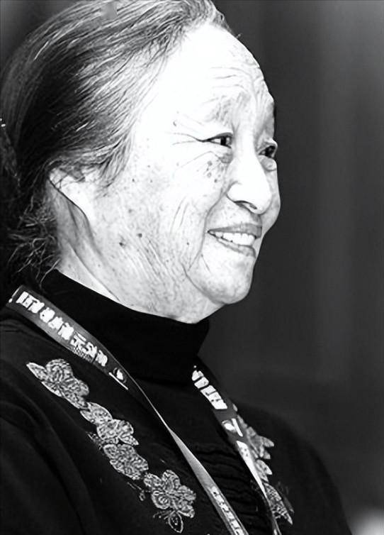 她是国家一级演员,因病去世千人含泪送别,23岁孙子更是国人骄傲_柏青