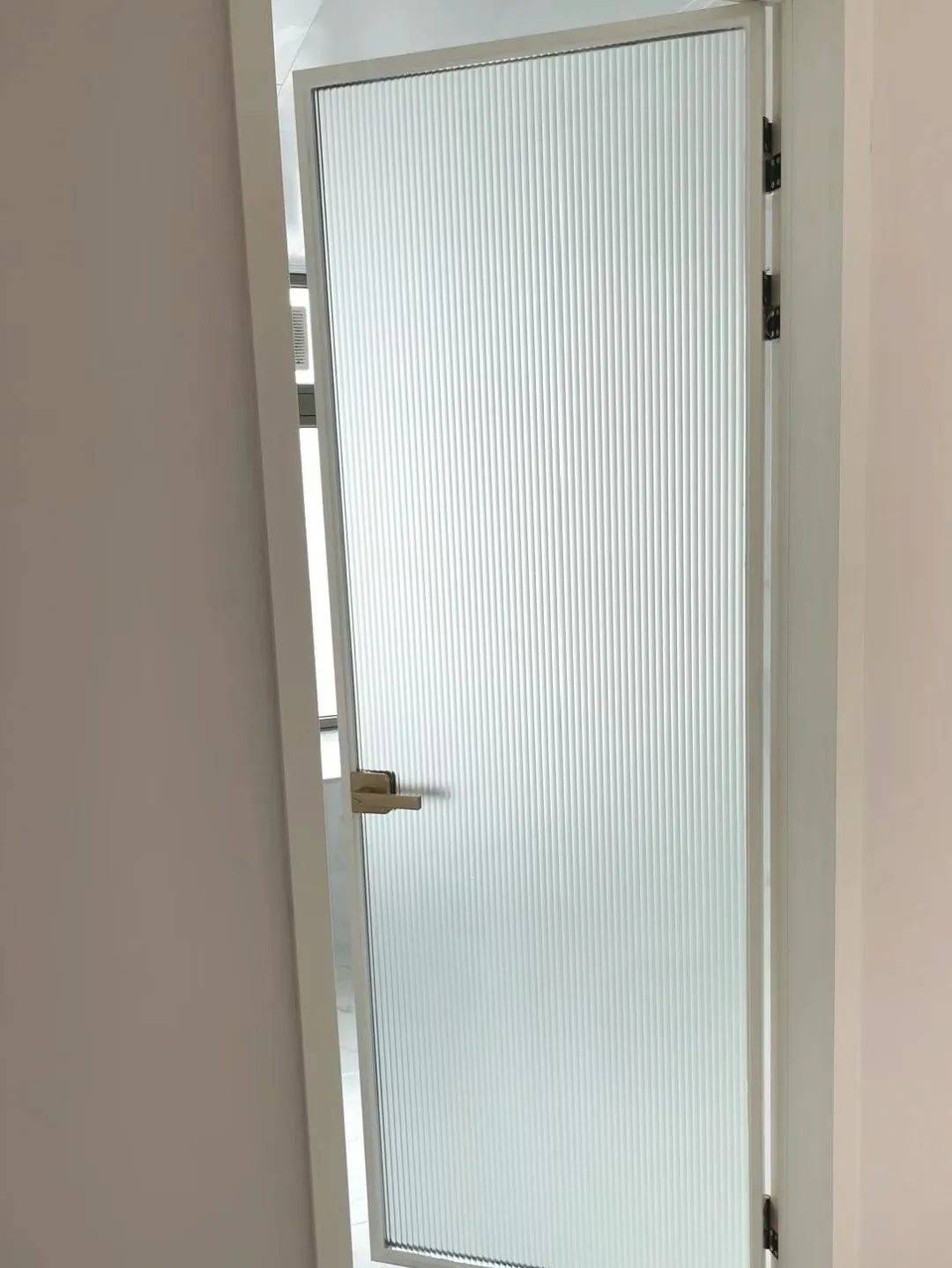 卫生间玻璃门选购指南:解答7大疑问,打造实用美观的卫浴空间!